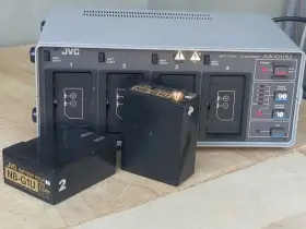 Aa-g10u Jvc Quad Battery Charger With Cable - Powers On Two Batteries