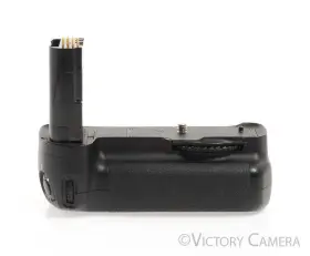 Mb-d200 Nikon Genuine Battery Grip For D200 W Aa Holder -clean #2