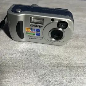 Dsc-p31 Sony Cyber-shot 2.0mp Digital Camera With Case And Accessories - Powers On