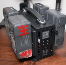 St Video Stv-1804dc 4 Channel V Mount Battery Charger With Batteries